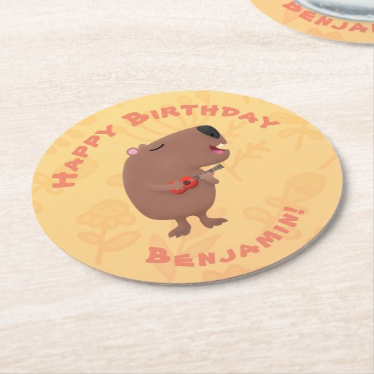 かわいい歌カピバラukulele漫画イラストレーション ラウンドペーパーコースター (アングル)
