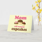 かわいい母がカップケーキに取り組む カード (黄色い花)