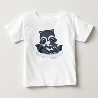 かわいい母と赤ちゃんのアライグマのキャラクター ベビーTシャツ