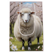 かわいい毛のふわふわした羊 ミディアムペーパーバッグ (裏面)
