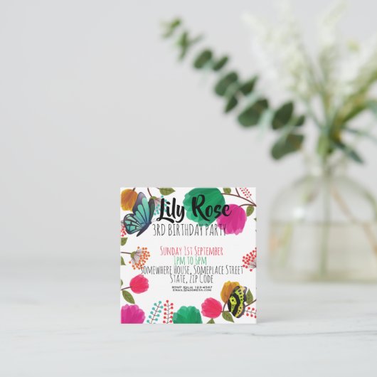 かわいい水彩画の花の蝶誕生日の招待 エンクロージャーカード (スタンド正面)