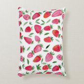 かわいい水色のイチゴのパターン アクセントクッション (正面(垂直))