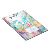 かわいい水色のサメカラフル海モノグラムの ノートブック (右側)