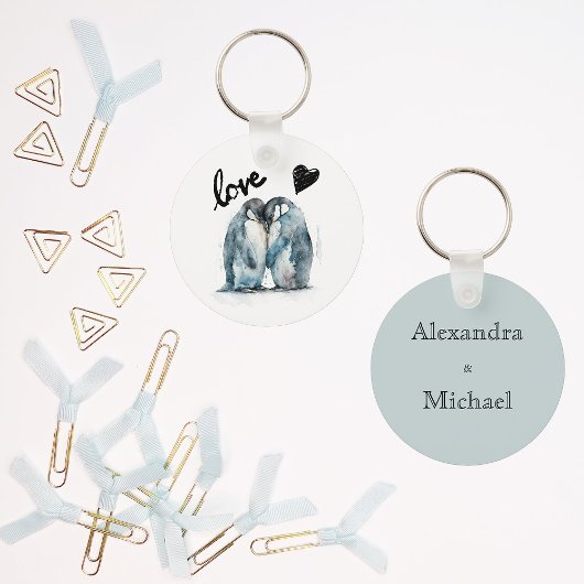 かわいい水色のペンギンが恋にパーソナライズされたなる キーホルダー