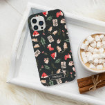 かわいい水色クリスマスイラストレーション模様 iPhone 13ケース<br><div class="desc">かわいい水の色クリスマスのイラストレーションのパターン、かわいいクリスマスの物、帽子、手袋、ココアマグカップ、木、靴下と緑の上にミスタントウと、あなたの名前を追加</div>