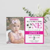 かわいい水色サッカー写真ピンク1歳の誕生日 招待状 (スタンド正面)