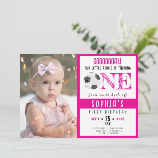 かわいい水色サッカー写真ピンク1歳の誕生日 招待状 (スタンド正面)