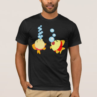 かわいい泡立つ漫画魚Tシャツ Tシャツ