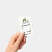 かわいい洗濯機のイラスト（洗濯物運ぶ） バッジ (手持ち)