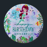 かわいい海動物マーメイドテーマハッピーバースデー 缶バッジ<br><div class="desc">海海人魚のテーマ誕生日パーティーボタンの下で、かわいい水色の海の生き物、人魚、バブル、おもしろい!</div>