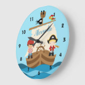 かわいい海賊ボーイズ&大きな船の名前をカスタムする ラージ壁時計 (傾斜)