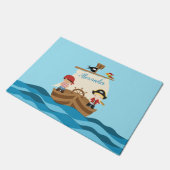 かわいい海賊少年と大型船の名前をカスタムする ドアマット (アングル)