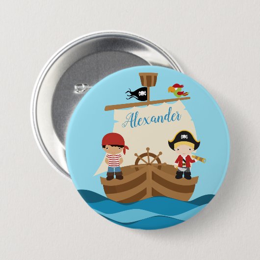 かわいい海賊少年と大型船の名前をカスタムする 缶バッジ (正面&裏面)