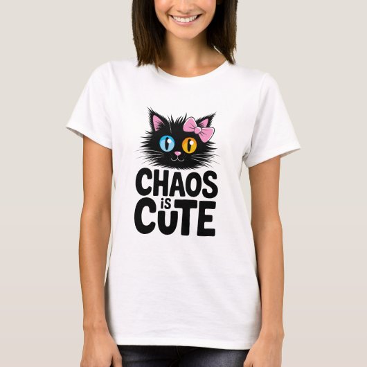 かわいい混沌 - リボンを付けた愛らしい黒猫 かわいい Tシャツ (正面)