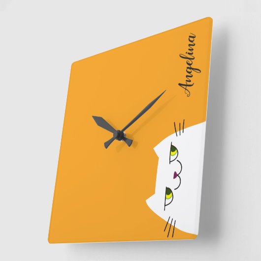 かわいい漫画おもしろいで白い猫のモノグラムの黄色 スクエア壁時計 (傾斜)