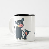 かわいい漫画によってギャロウェーのベルトを付けられる牛および子牛 ツートーンマグカップ (正面左)