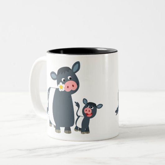 かわいい漫画によってギャロウェーのベルトを付けられる牛および子牛 ツートーンマグカップ (正面左)