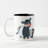 かわいい漫画によってギャロウェーのベルトを付けられる牛および子牛 ツートーンマグカップ (左)