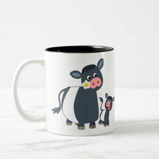 かわいい漫画によってギャロウェーのベルトを付けられる牛および子牛 ツートーンマグカップ (左)