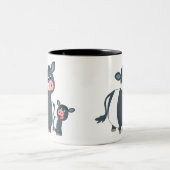 かわいい漫画によってギャロウェーのベルトを付けられる牛および子牛 ツートーンマグカップ (中央)