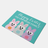 かわいい漫画のイースターバニーと名前をカスタムする ドアマット (アングル)