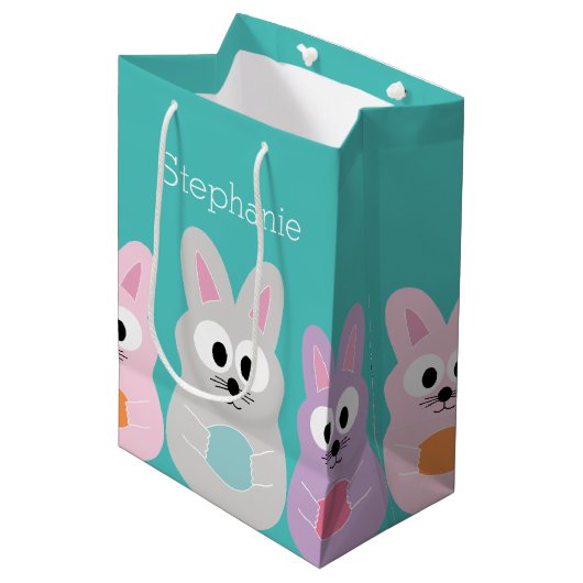かわいい漫画のイースターバニーと名前をカスタムする ミディアムペーパーバッグ (正面アングル)
