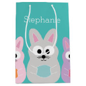 かわいい漫画のイースターバニーと名前をカスタムする ミディアムペーパーバッグ (正面)
