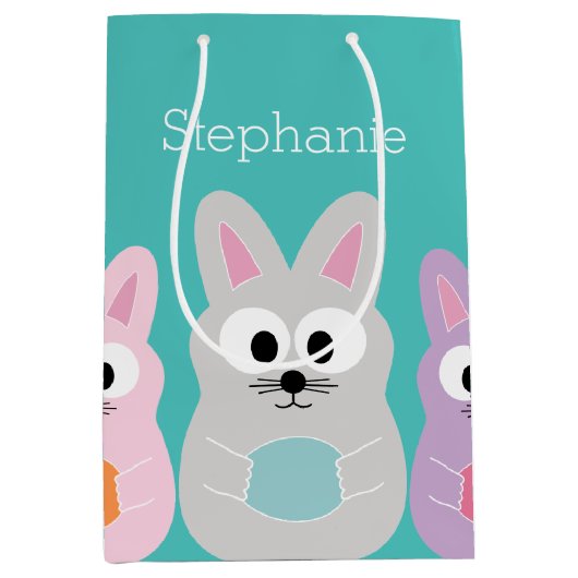 かわいい漫画のイースターバニーと名前をカスタムする ミディアムペーパーバッグ (正面)
