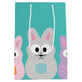 かわいい漫画のイースターバニーと名前をカスタムする ミディアムペーパーバッグ (裏面)