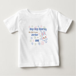 かわいい漫画のウサギが男の子の1歳の誕生日を祝う ベビーTシャツ