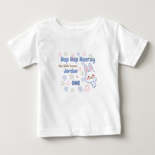 かわいい漫画のウサギが男の子の1歳の誕生日を祝う ベビーTシャツ (正面)