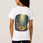 かわいい漫画のウサギが魔法の森の小道に立つ Tシャツ (裏面)