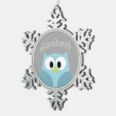 かわいい漫画のフクロウの-青および灰色の名前をカスタムする スノーフレークピューターオーナメント (右)