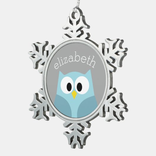 かわいい漫画のフクロウの-青および灰色の名前をカスタムする スノーフレークピューターオーナメント (右)