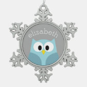 かわいい漫画のフクロウの-青および灰色の名前をカスタムする スノーフレークピューターオーナメント (正面)