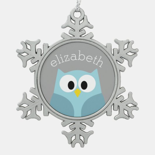 かわいい漫画のフクロウの-青および灰色の名前をカスタムする スノーフレークピューターオーナメント (正面)