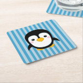 かわいい漫画のペンギンのデザインの青い縞パターン スクエアペーパーコースター (アングル)