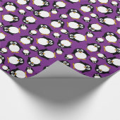 かわいい漫画のペンギンの紫色 ラッピングペーパー (角)