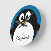 かわいい漫画のペンギンの青の背景 ラウンド壁時計 (傾斜)