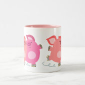 かわいい漫画のローラー – スケートで滑る豚マグカップ ツートーンマグカップ (中央)