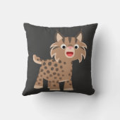 かわいい漫画の幸せなオオヤマネコの枕 クッション (裏面)