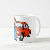 かわいい漫画の整備士と赤い車のイラスト コーヒーマグカップ (正面右)
