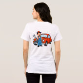 かわいい漫画の整備士と赤い車のイラスト トライブレンドTシャツ (裏面全面)