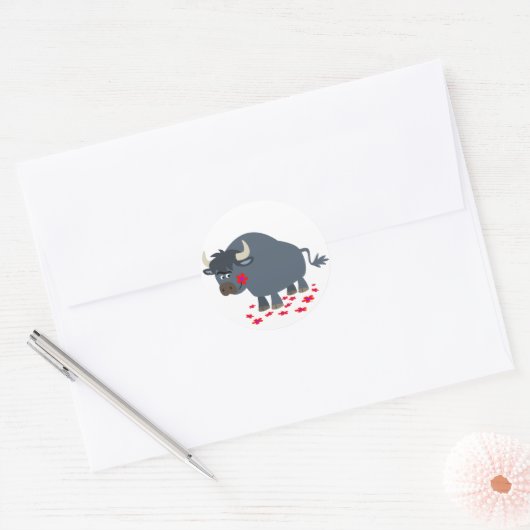 かわいい漫画の牛と赤い開花のステッカー ラウンドシール (封筒)