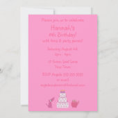 かわいい漫画の犬、猫及びお誕生日ケーキのピンクのパーティー 招待状 (裏面)