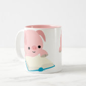 かわいい漫画の読書コブタのマグ ツートーンマグカップ (正面左)