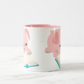 かわいい漫画の読書コブタのマグ ツートーンマグカップ (中央)