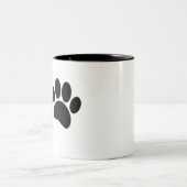 かわいい漫画の黒い子犬の前絵 ツートーンマグカップ (中央)