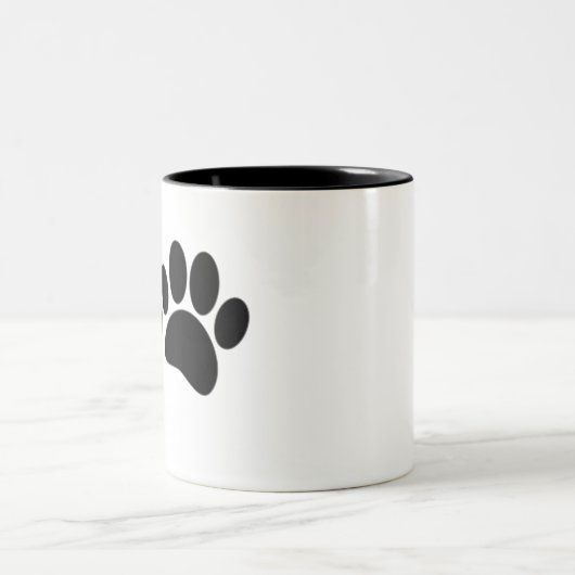 かわいい漫画の黒い子犬の前絵 ツートーンマグカップ (中央)