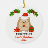 かわいい漫画ハリネズミベビーの初めてのクリスマス写真 セラミックオーナメント (正面)